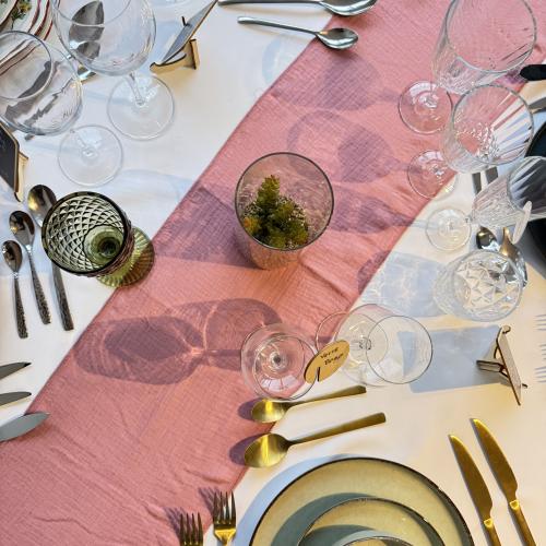 Chemin de table coton gaufré Rose poudré 26 x 300 cm 